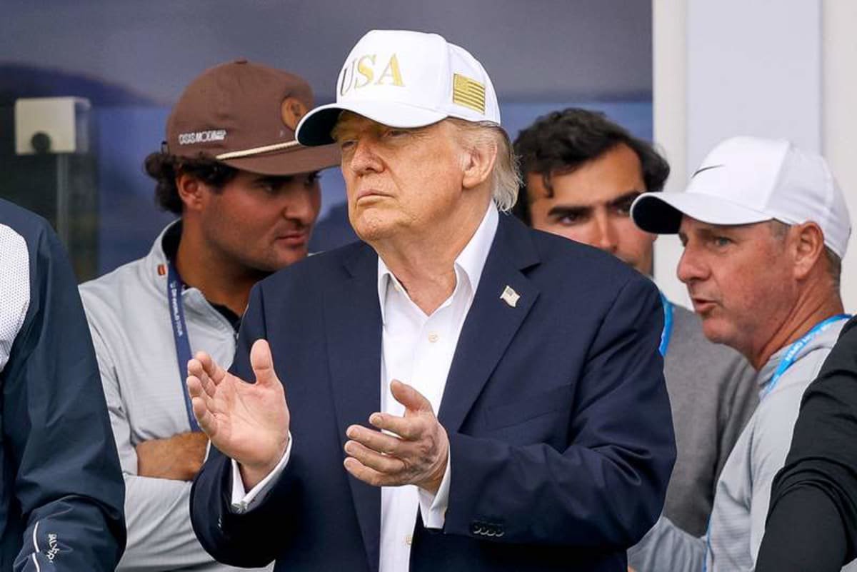 2026 Amgen Irish Open – Third Round, Trump International Golf Links, Doonbeg 12/9/2026 President of the United States of America Donald Trump watches over the eighteenth green Donald Trump watches over the eighteenth green 12/9/2026 PUBLICATIONxNOTxINxUKxIRLxFRAxNZL Copyright: xx BB3_5544 ©IMAGO/Inpho Photography
