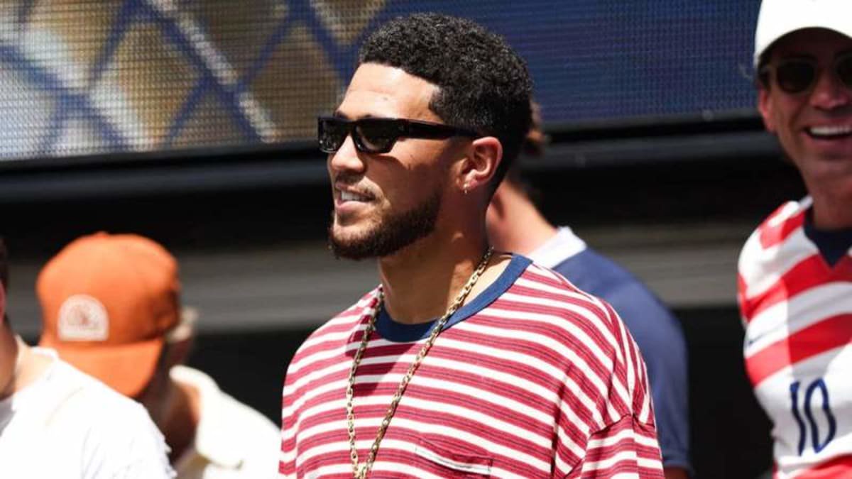 SEATTLE, WA – JUNE 19: NBA, Basketball Herren, USA player Devin Booker looks on during the FIFA World Cup, WM, Weltmeisterschaft, Fussball 2026 Group D match between the USA and Australia on June 19, 2026 at Seattle Stadium in Seattle, Washington. Photo by Henry Rodenburg/Icon Sportswire SOCCER: JUN 19 FIFA World Cup 26 Group D – USA vs Australia EDITORIAL USE ONLY Icon260619087 ©Credits Imago