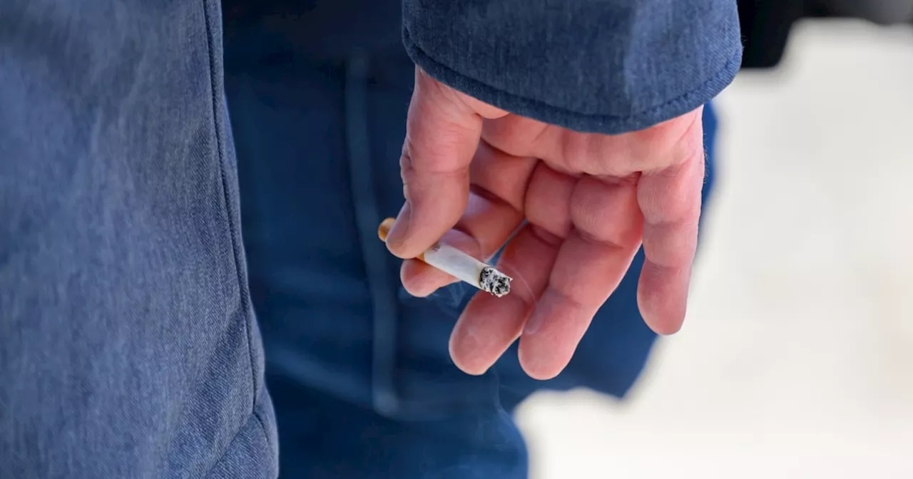 Mutter und Sohn beim Rauchen mit Messer bedroht