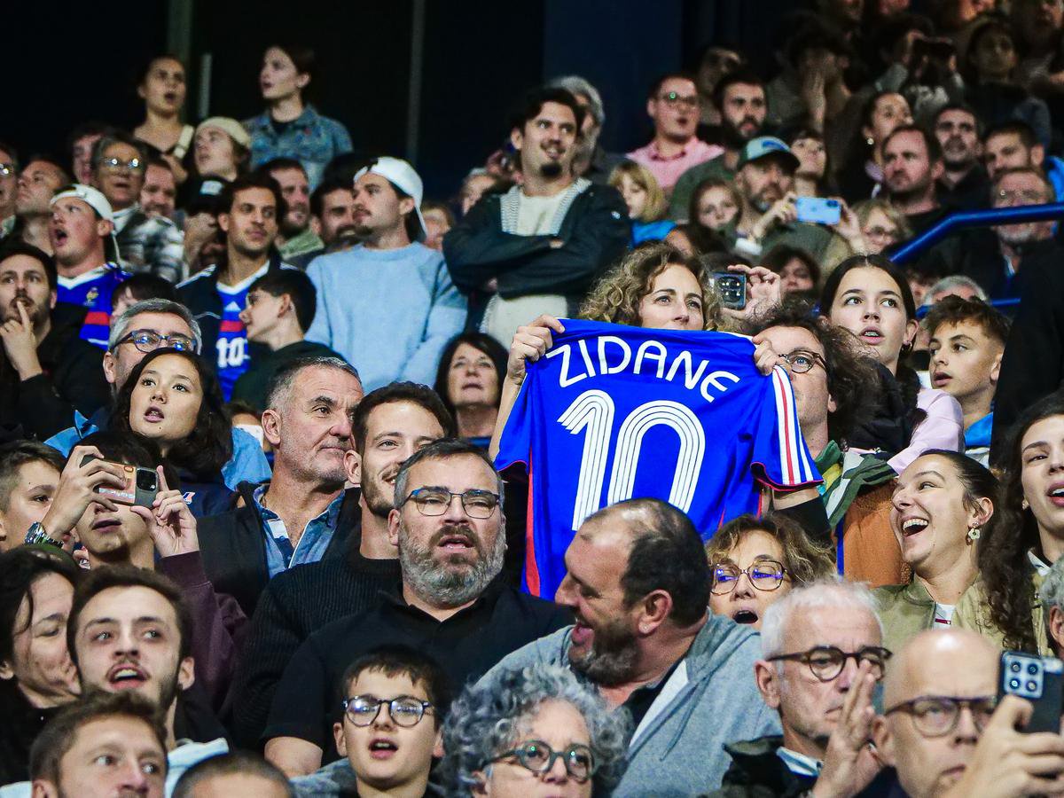 Beaucoup de spectateurs sont venus avec leur maillot des Bleus floqué Zidane.