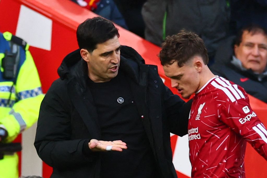 Andoni Iraola speaks with Florian Wirtz as the Liverpool man is substituted against Brighton