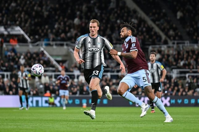 NEWCASTLE UPON TYNE, ENGLAND - OCTOBER 17: Dan Burn of Newcastle United (33) and Tyrone Mings of Aston Villa FC (5) tussle for the ball during the Premier League 2026/27 match between Newcastle United and Aston Villa FC at St James' Park on October 17, 2026 in Newcastle upon Tyne, England. (Photo by Serena Taylor/Newcastle United via Getty Images)