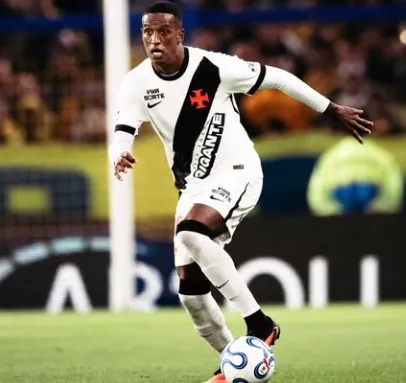 O zagueiro Robert Renan sofreu um acidente na manhã desta segunda-feira (26), enquanto estava a caminho do treino do Vasco
