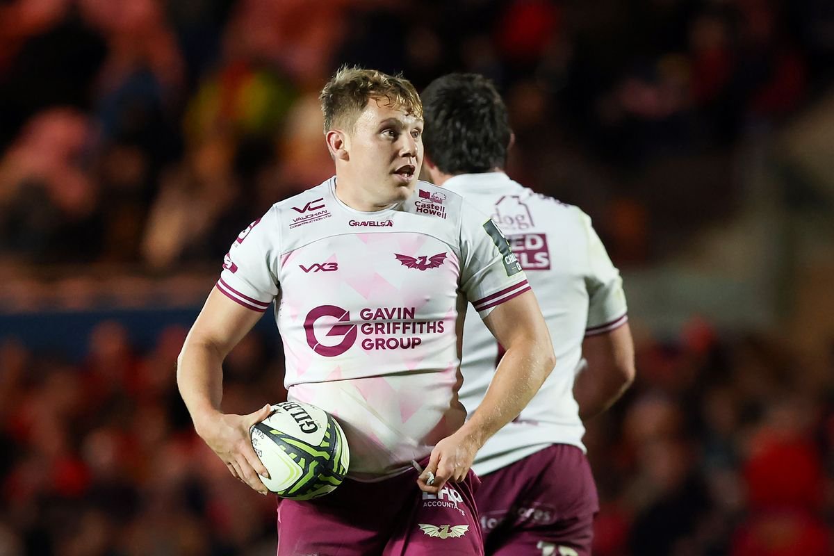 Sam Costelow scored for the Scarlets but then left the field injured