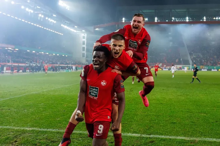 Beim bisher letzten Heimspiel im DFB-Pokal gegen Nürnberg im Dezember 2025 traf Ragnar Ache noch für den FCK. Tobias Raschl (Mit
