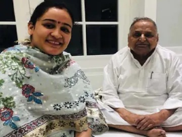 मुलायम सिंह की बहू अपर्णा यादव को फोन पर जान से मारने की धमकी मिली है. पुलिस मामला दर्ज कर जांच शुरू की.