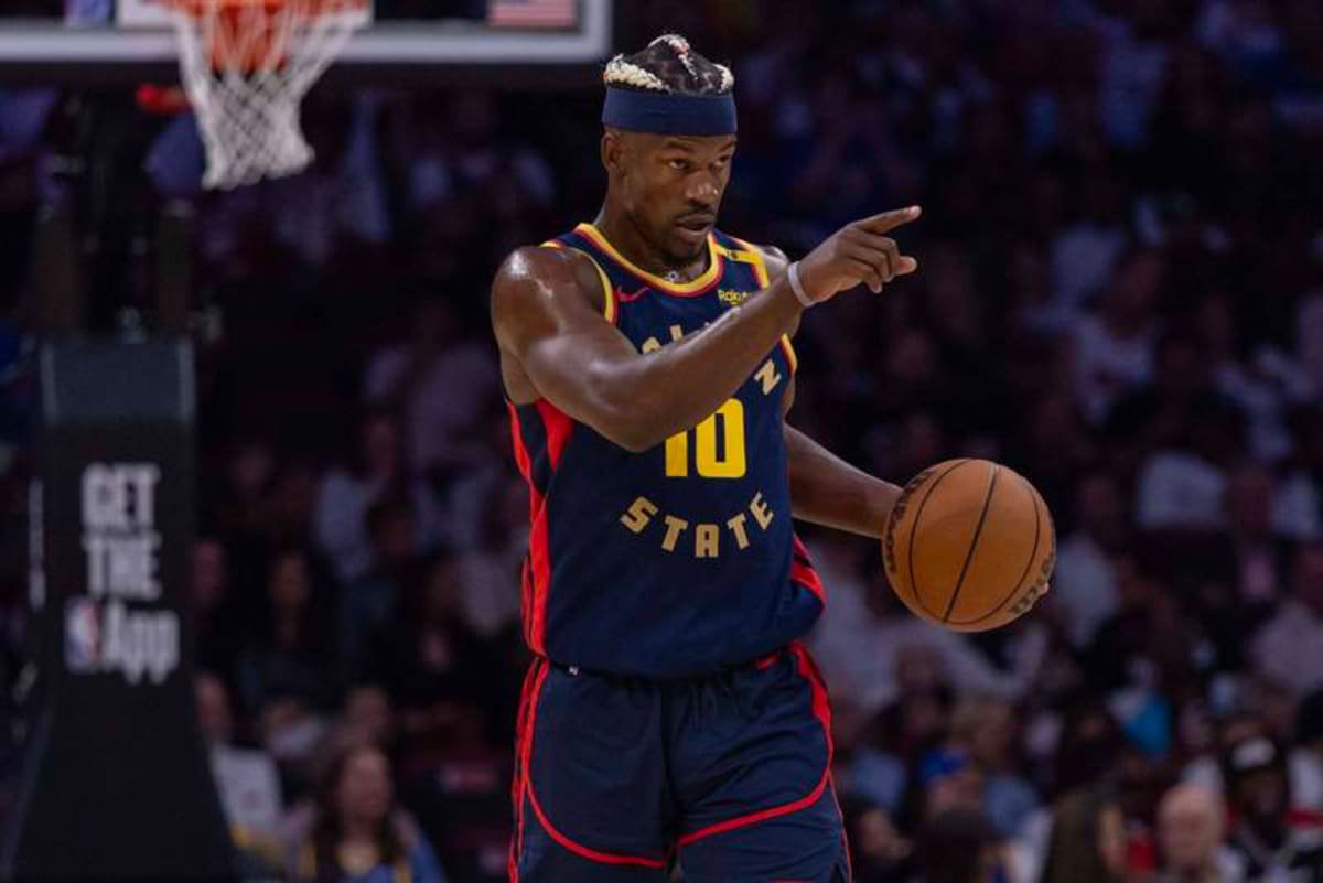 March 25, 2025, Miami, Florida, United States: Golden State Warriors forward Jimmy Butler III 10 directs teammates during the first half of an NBA game against the Miami Heat at Kaseya Center on Tuesday, March 25, 2025, in Miami. Miami United States – ZUMAm67_ 20250325_zaf_m67_033 Copyright: xD.A.xVarelax ©IMAGO/ZUMA Press Wire