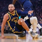 Stephen Curry injury update: Warriors star exits game vs. Mavericks with apparent knee injury