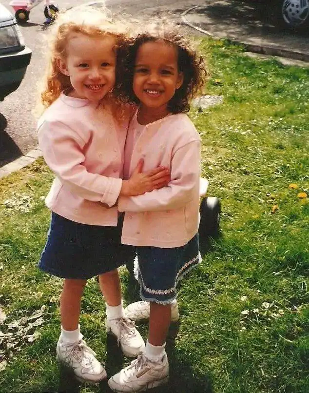 Wonderful This Twin Sisters Were Born With Totally Different Looks (Photos)