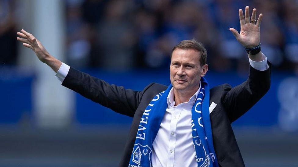 Duncan Ferguson acknowledges the crowd wearing an Everton scarf