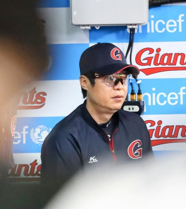 File photo of former Lotte Giants manager Hur Mun-hoe/ Yonhap 