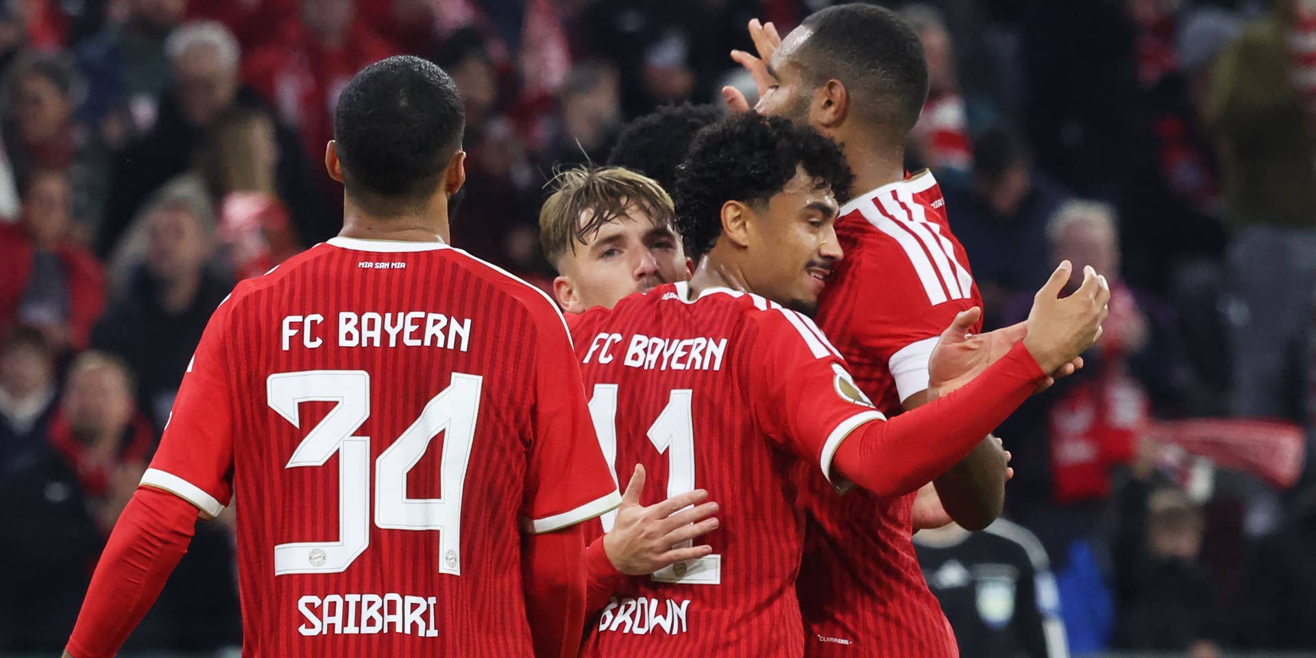 FC Bayern-Spieler feiern gemeinsam auf dem Spielfeld nach einem Tor im DFB-Pokal.