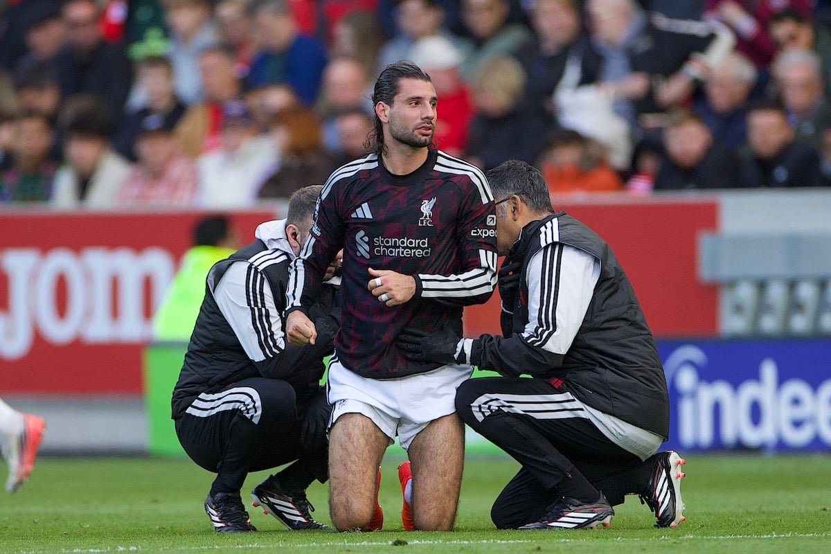 LONDON, ENGLAND - Saturday, October 17, 2026: Liverpool's Dominik Szoboszlai receives treatment during the FA Premier League match between Brentford FC and Liverpool FC at the Brentford Community Stadium. (Photo by David Rawcliffe/Propaganda)