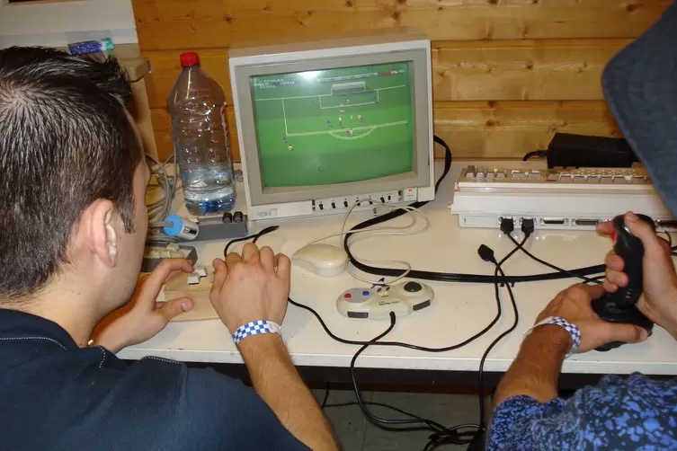 Original-Hardware, alter Monitor: Das Spielerlebnis bei den "Sensible Days" soll so authentisch wie möglich sein. 