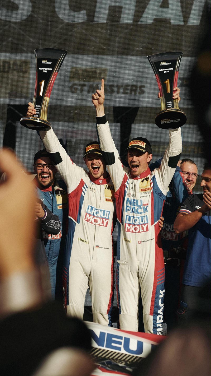 Finn Zulauf aus Königstein (links) und  Felix Hirsiger gewinnen ADAC GT Masters-Serie