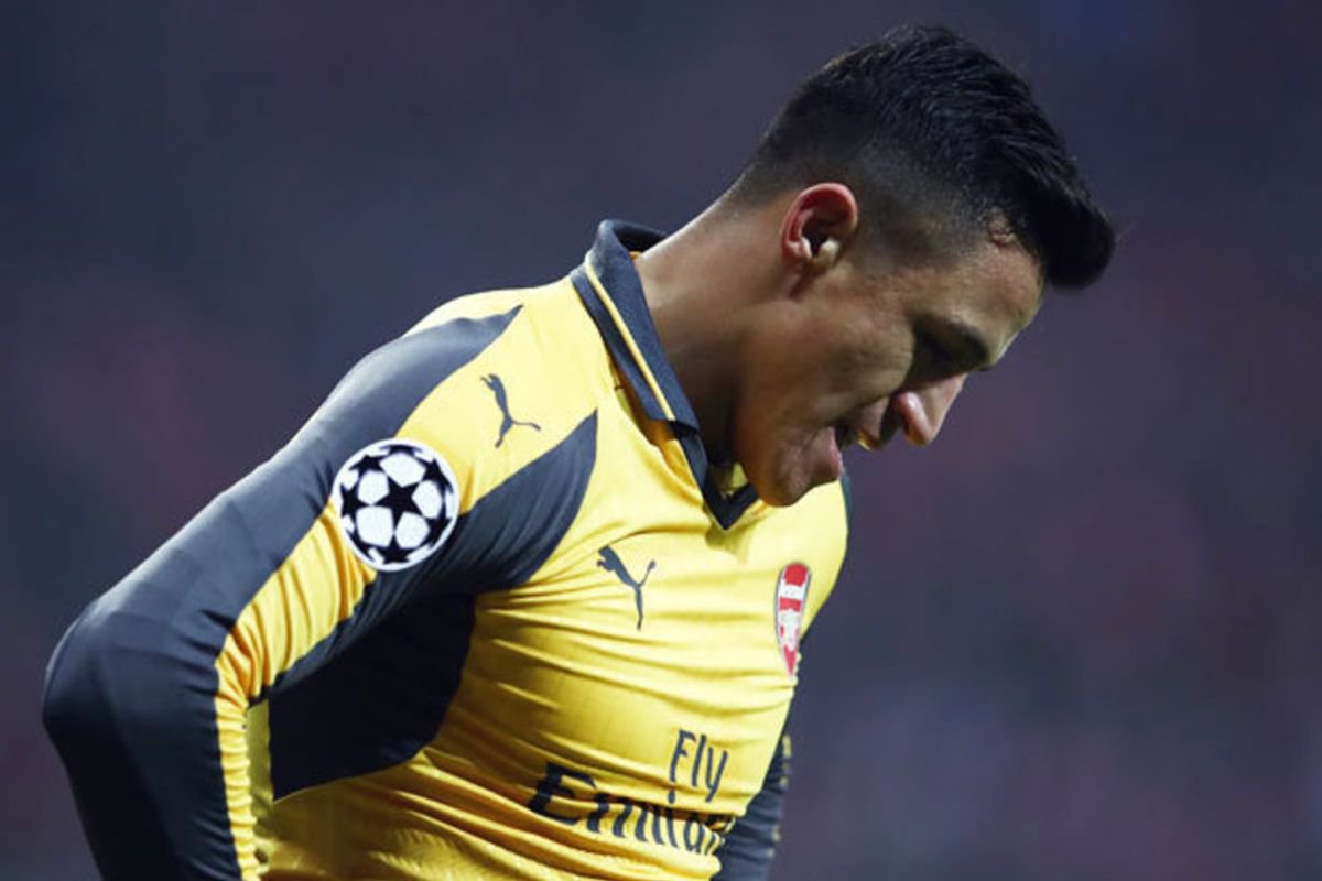 Alexis Sanchez looks dejected