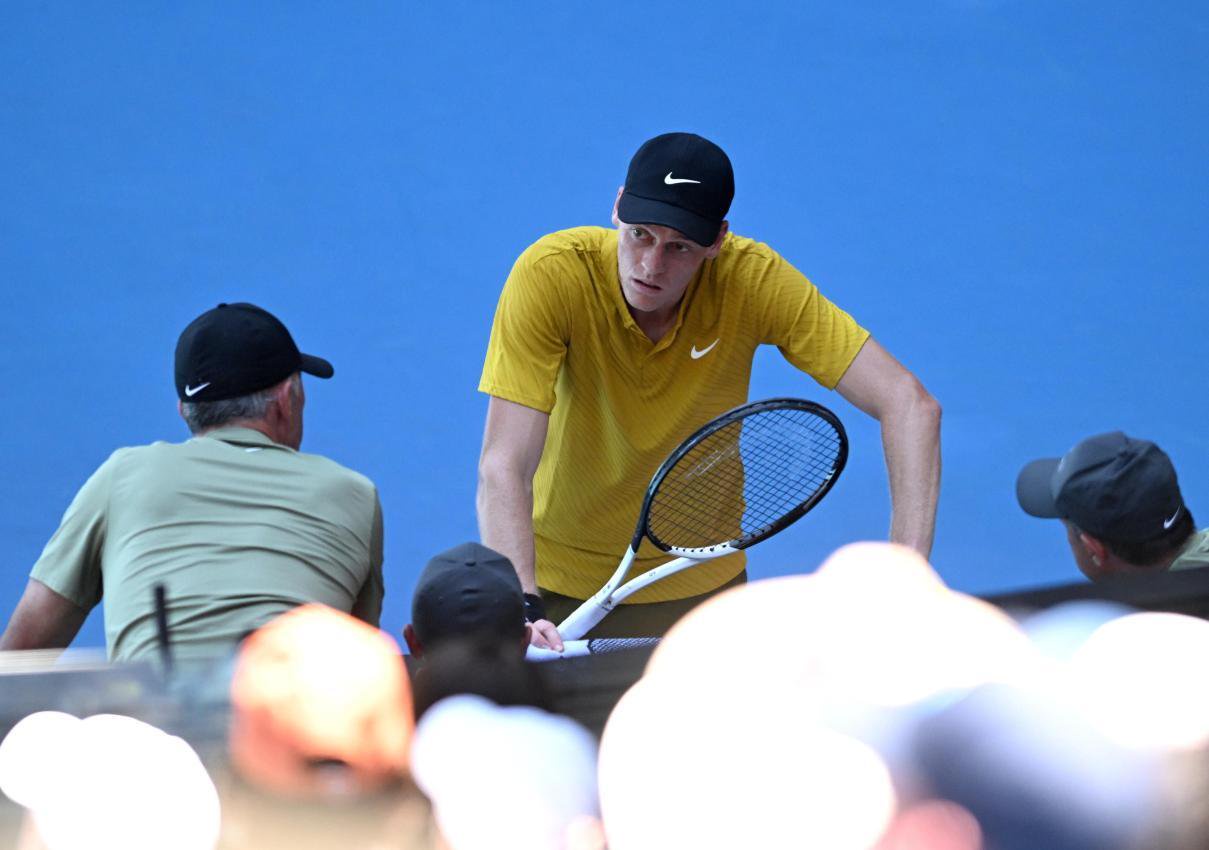 Jannik Sinner und sein Coach Darren Cahill (l.) gehen jetzt wohl definitiv getrennte Wege. © ANSA / LUKAS COCH
