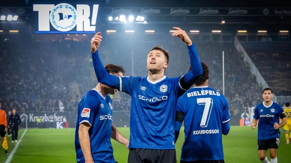 Mister Alm: Arminia Bielefelds Stürmer Joel Grodowski bejubelt seinen Doppelpack gegen Eintracht Braunschweig. - © Sarah Jonek