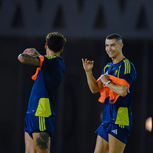"O Nel Monteiro abandonou". Novo penteado de Ronaldo agita redes sociais  - Cristiano Ronaldo surpreendeu os fãs ao deixar o tom loiro do cabelo e voltar a ser moreno. O seu novo look provocou uma onda de reações nas redes sociais. 