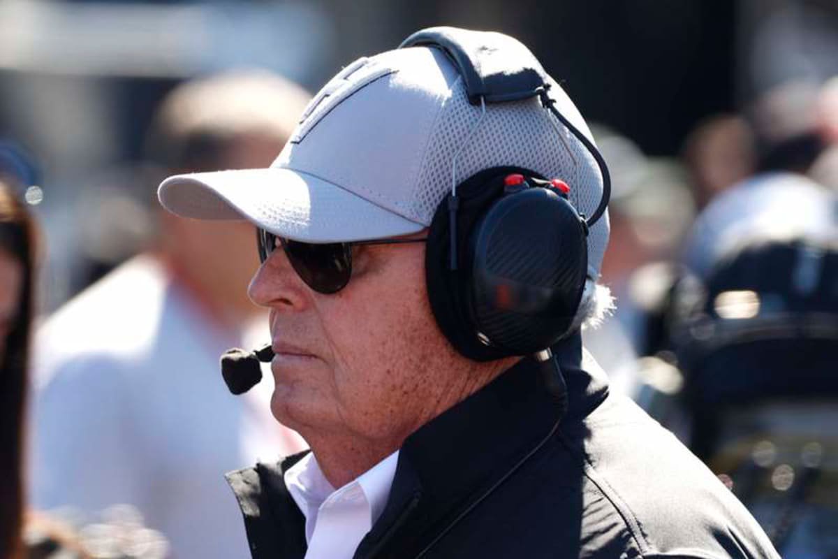 CHARLOTTE, NC – OCTOBER 12: Rick Hendrick talks with team members during qualifying for the NASCAR, Motorsport, USA Cup Series Bank of America ROVAL 400 on October 12, 2024 at Charlotte Motor Speedway in Charlotte, NC. Photo by Jeff Robinson/Icon Sportswire AUTO: OCT 12 NASCAR Cup Series Bank of America ROVAL 400 EDITORIAL USE ONLY Icon2410123525400 ©IMAGO/Icon Sportswire