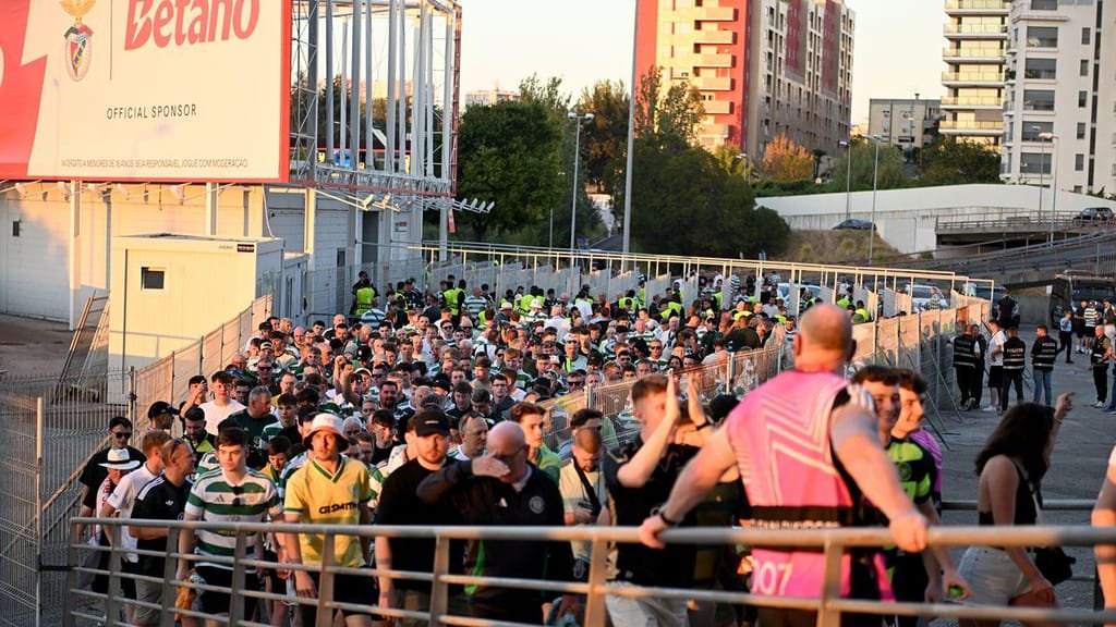 Adeptos do Celtic na entrada do Estádio da Luz (FOTO: Zed Jameson/PA Images via Getty Images)