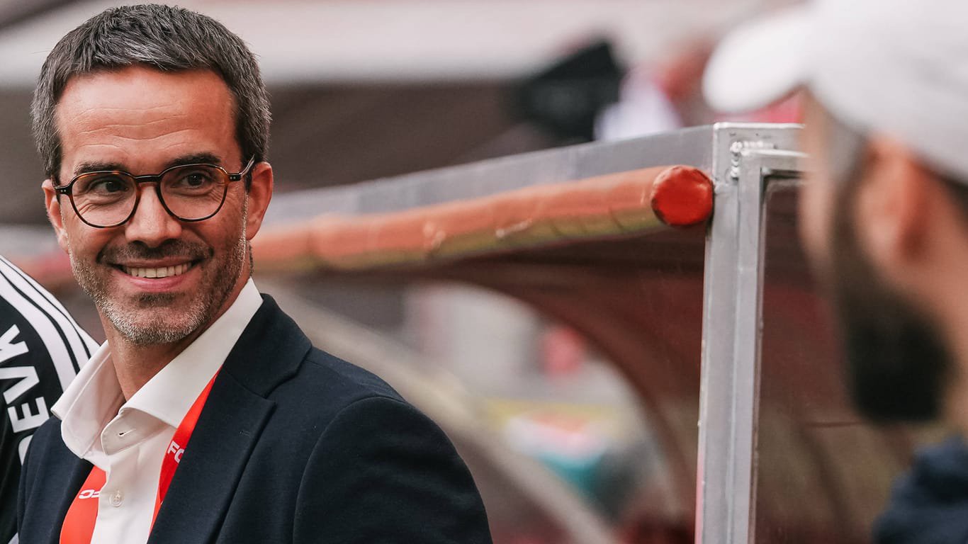 FC-Geschäftsführer Philip Liesenfeld (l.) beim ersten Saisonspiel: Er ist seit 2012 beim 1. FC Köln tätig.