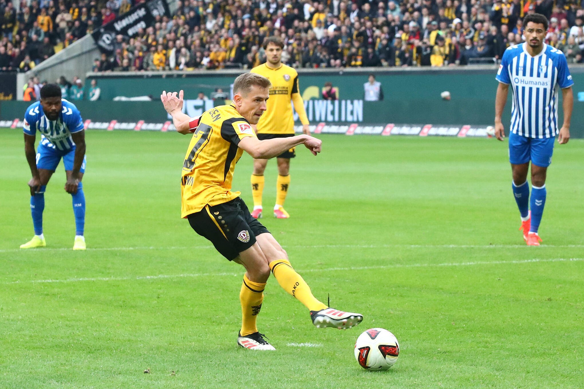 Niklas Hauptmann brachte Dynamo früh mit einem verwandelten Foulelfmeter in Führung.