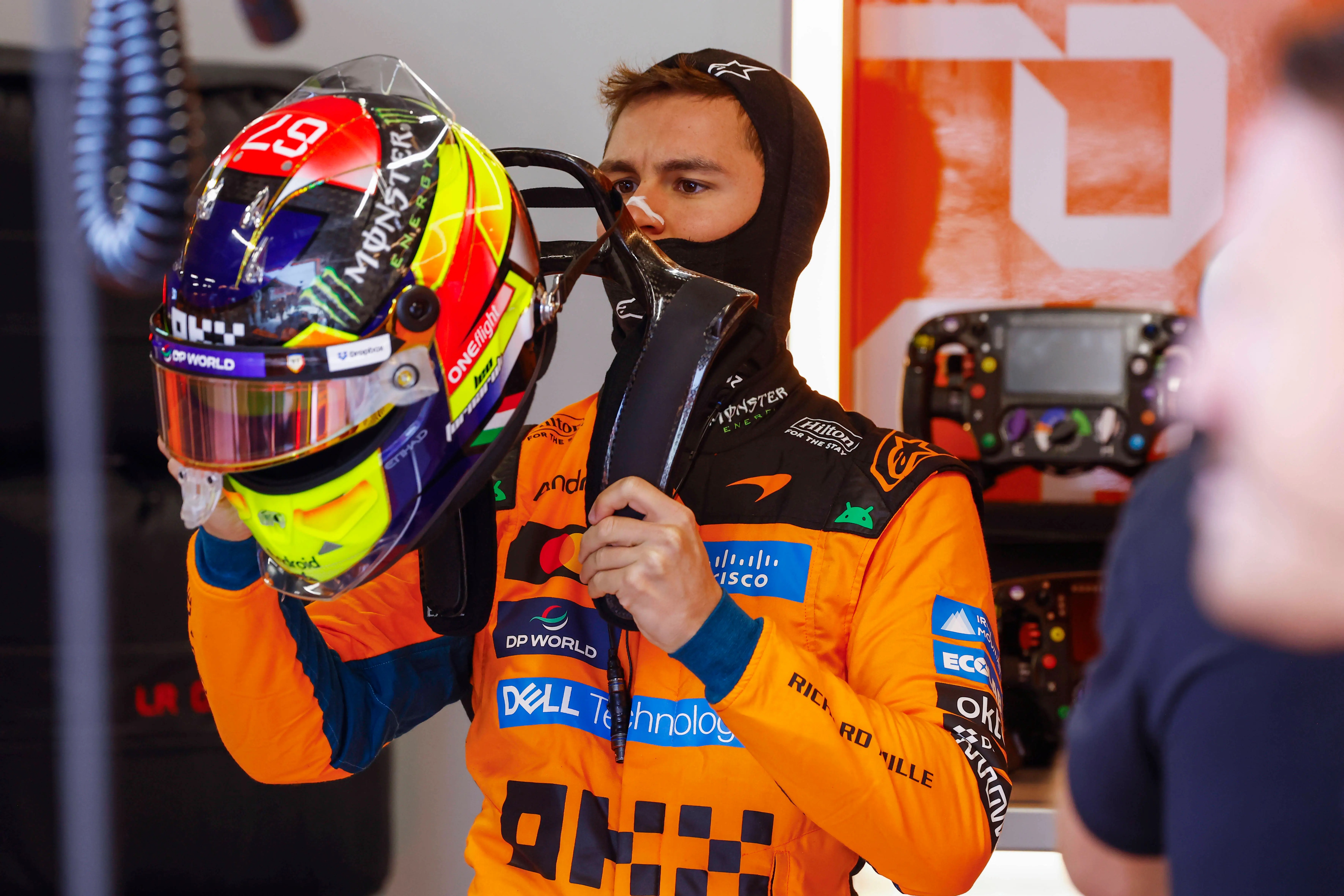 Leonardo Fornaroli im McLaren-Rennanzug.