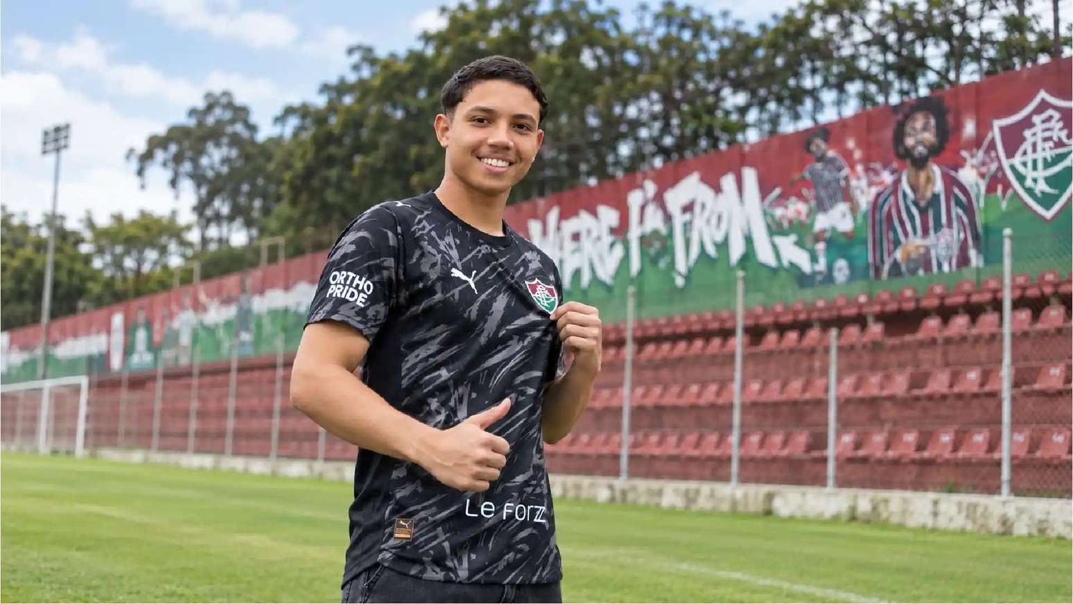Lucas Emanuel em foto no CT do Flu