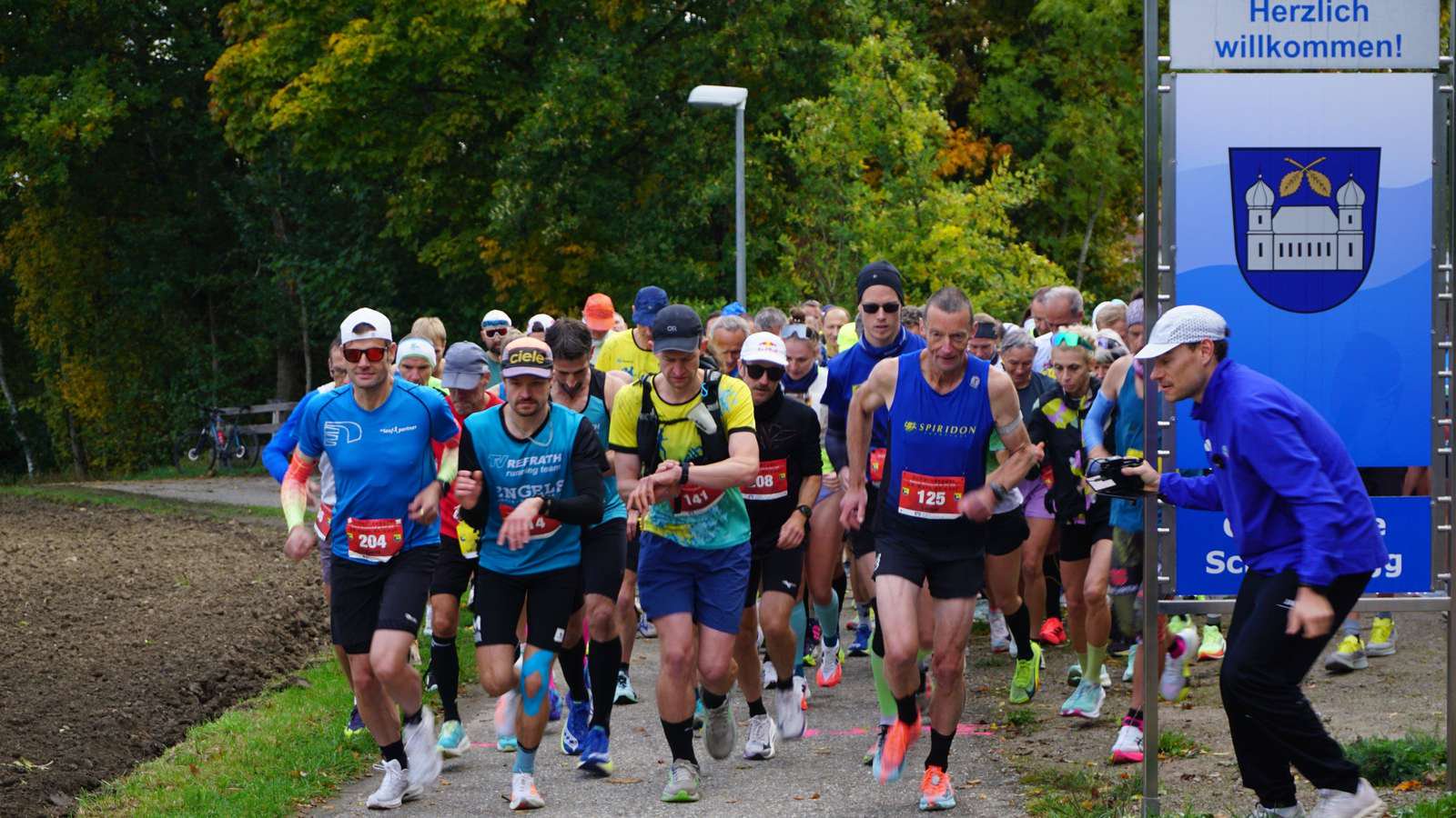 Läuferinnen und Läufer beim Start zur Deutschen Meisterschaft im Sechs-Stunden-Lauf in Schwindegg