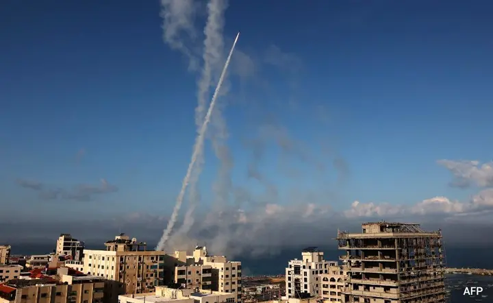 हमास के 5000 रॉकेट दागने से शुरू हुए इजराइल-फिलिस्तीन युद्ध में अब तक 200 से ज्यादा की मौत