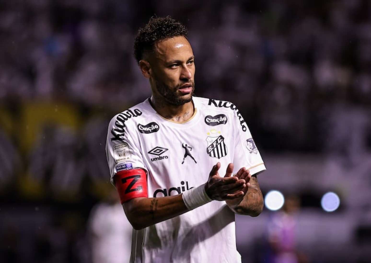 Neymar em partida contra o Bahia. Jogador foi expulso após aplicação da 'Lei Vini Jr.'