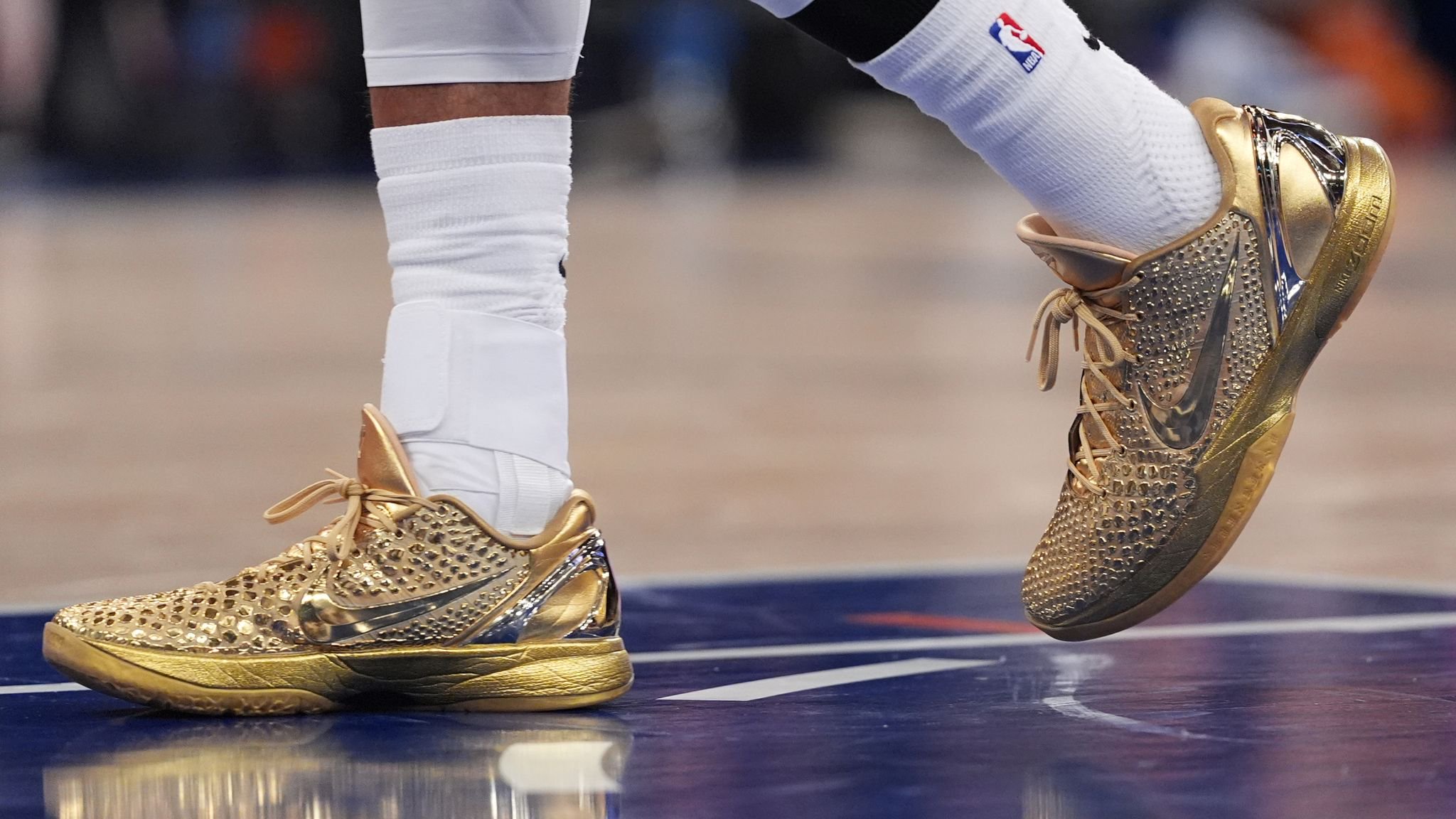  Brunson wore gold shoes to commemorate the Knicks' first title in 53 years