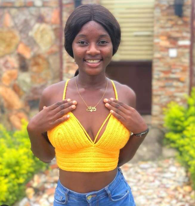 Meet Akua Lifestyle, The 16 Years Old Girl crushing heads with her beauty On Social Media