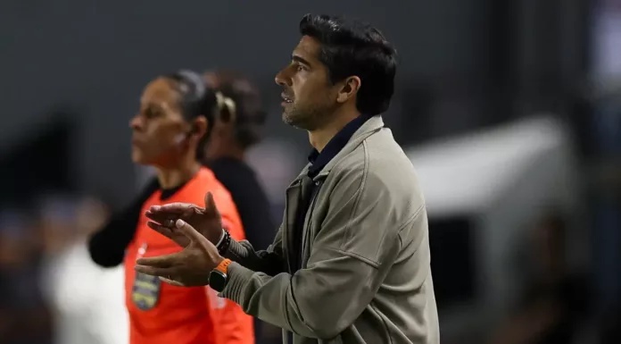 O técnico Abel Ferreira, da SE Palmeiras, em jogo contra a equipe do Santos FC, durante partida válida pela trigésima terceira rodada, do Campeonato Brasileiro, Série A, no Estádio Vila Belmiro. (Foto: Cesar Greco/Palmeiras/by Canon)