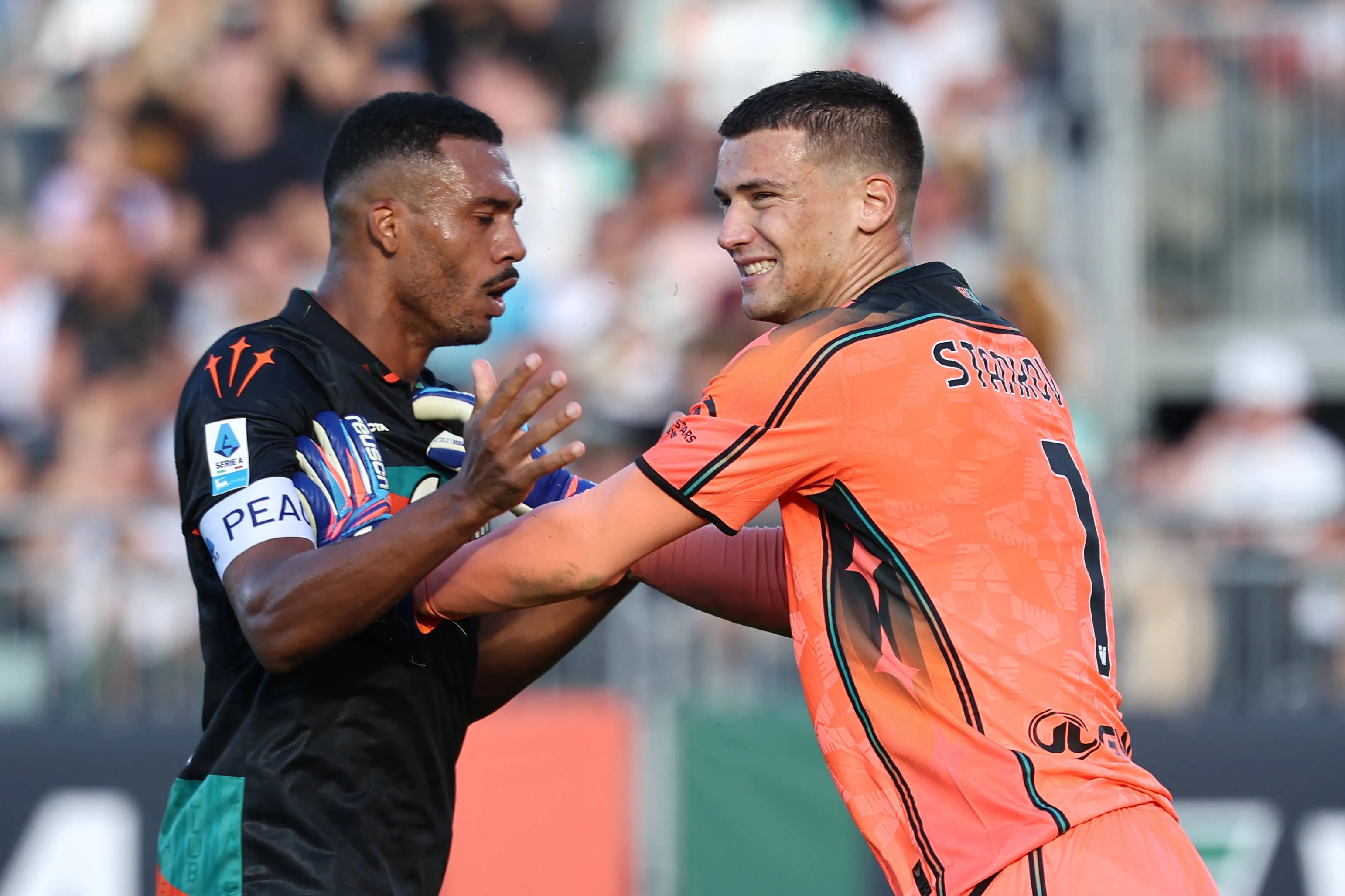 Juan Jesus e Filip Stankovic comemoram vitória do Venezia