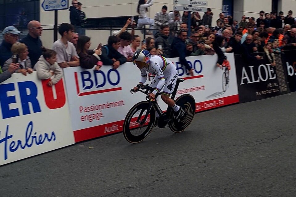 Avec une moyenne de 54,7km/h, Remco Evenepoel a écrasé la concurrence.