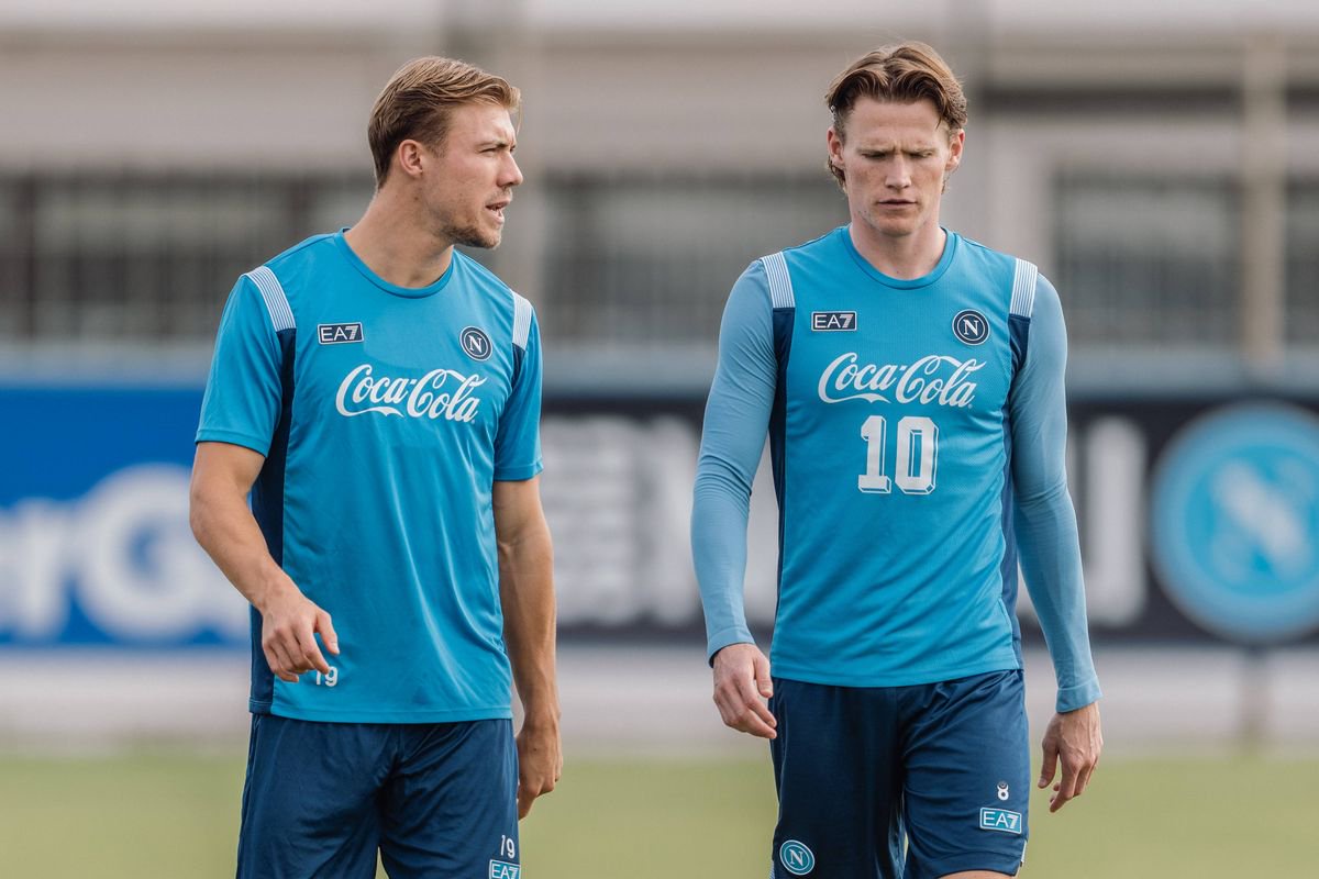 NAPLES, ITALY - OCTOBER 07: Scott McTominay and Rasmus Højlund of SSC Napoli during an afternoon training session at the SSC Napoli Training Center on October 7, 2026 in Naples, Italy. (Photo by SSC NAPOLI/SSC NAPOLI via Getty Images)