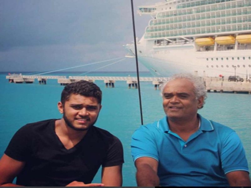 बेटे को वेटर की नौकरी कराई  