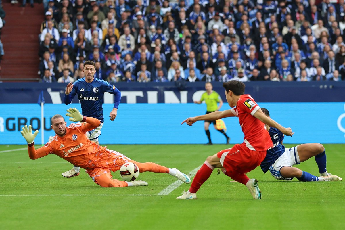 Loris Karius hält einen Ball