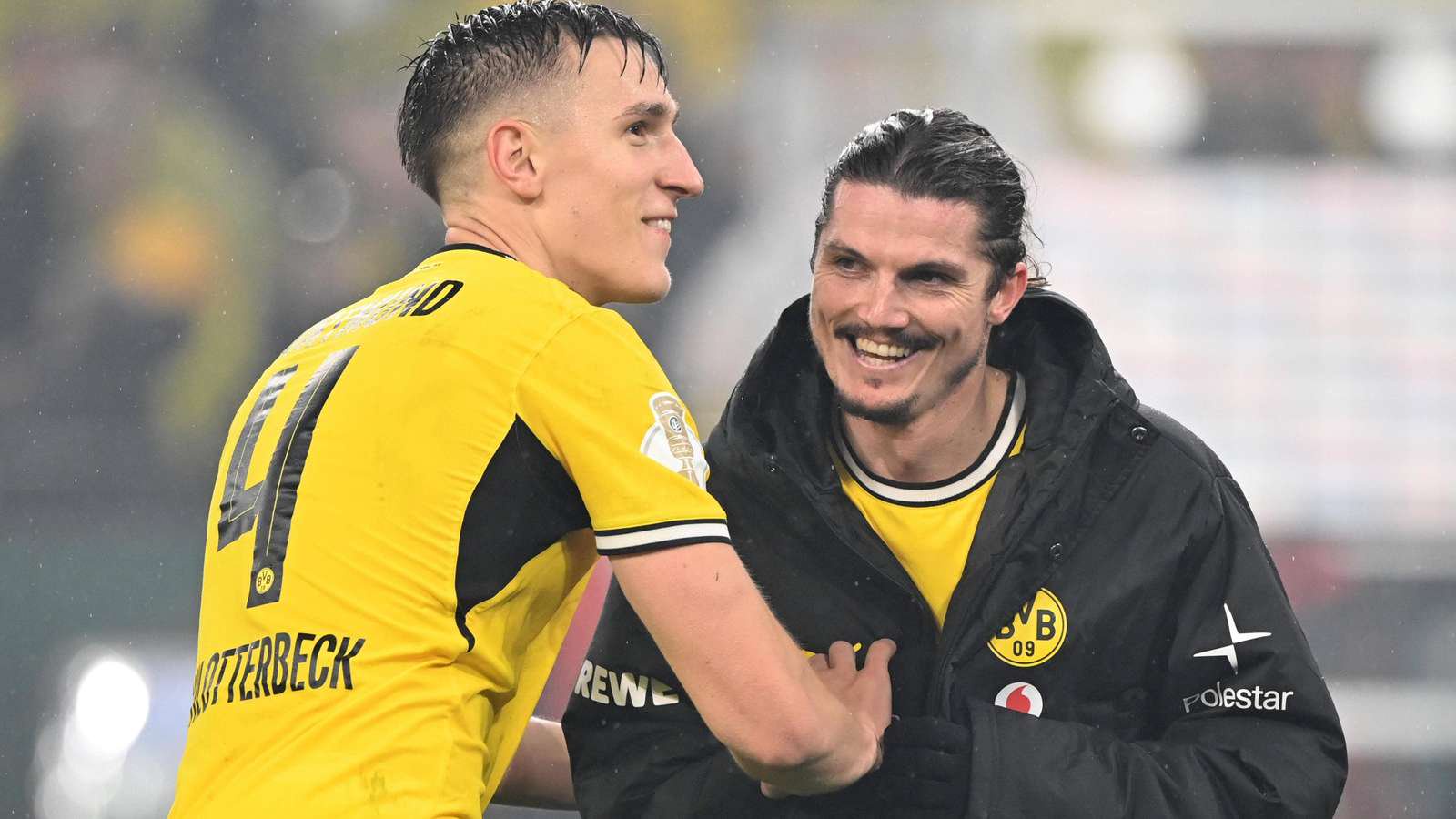 Nico Schlotterbeck und Marcel Sabitzer (r.) im BVB-Outfit.