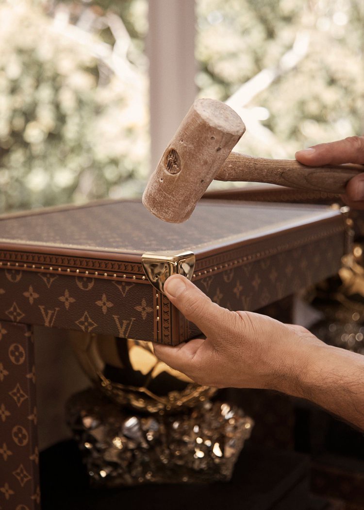 La malle du Ballon d'Or dans les ateliers historiques de Louis Vuitton près de Paris.