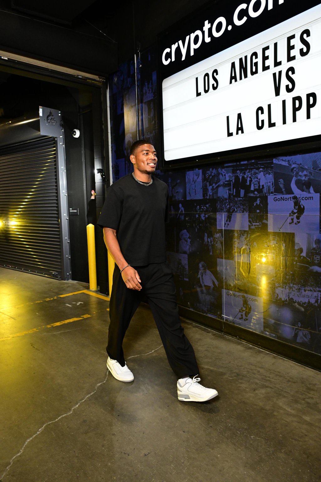 Rui Hachimura arrives at the arena wearing all-black clothing and white sneakers.