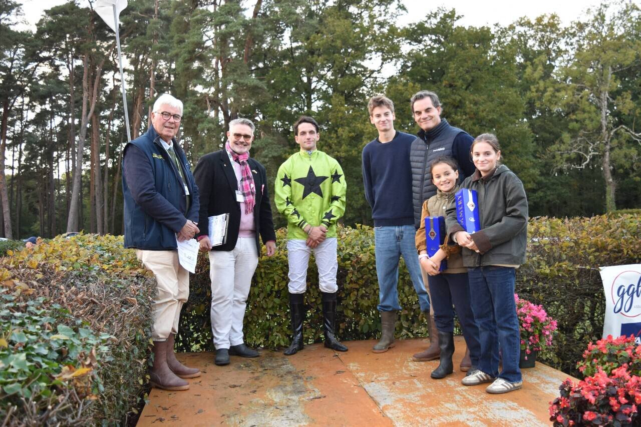 Le podium d'arrivée du Prix Abeth Mussat avec enfant et petits enfants.