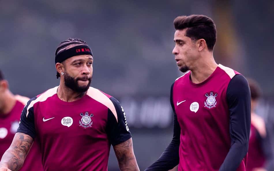 Memphis e Gabriel Paulista treinando pelo Corinthians.