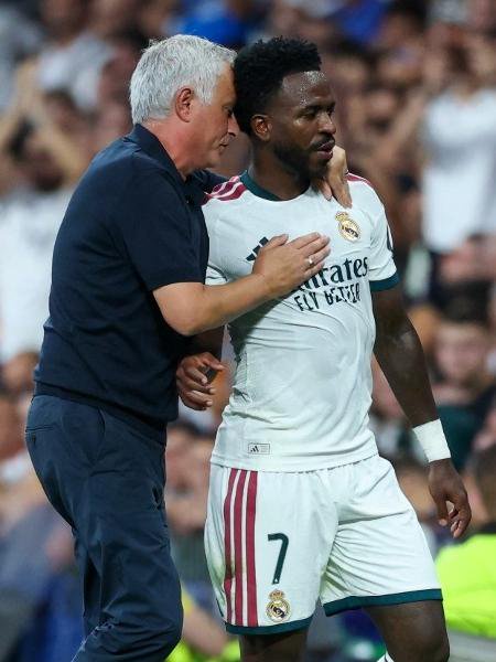 José Mourinho abraçou Vini Jr após vaias da torcida do Real Madrid no Santiago Bernabéu