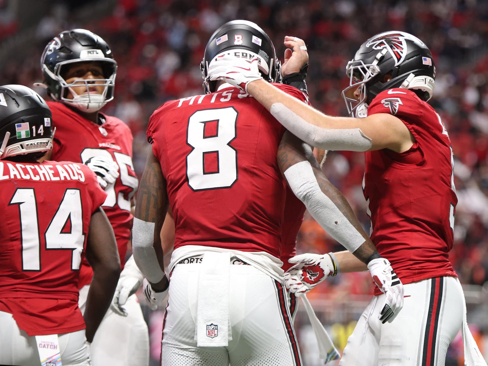 Atlanta Falcons tight end Kyle Pitts Sr. (8) celebrates after scoring against the Chicago Bears during the fourth quarter at Mercedes-Benz Stadium.