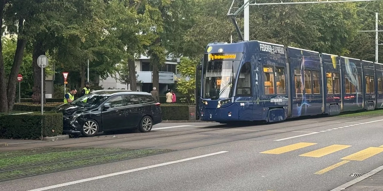 Tramunfall in Basel: Kollision mit Auto: Tram 14 fällt zwischen St. Jakob und Aeschenplatz aus
