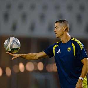 "O Nel Monteiro abandonou". Novo penteado de Ronaldo agita redes sociais  - Cristiano Ronaldo surpreendeu os fãs ao deixar o tom loiro do cabelo e voltar a ser moreno. O seu novo look provocou uma onda de reações nas redes sociais. 