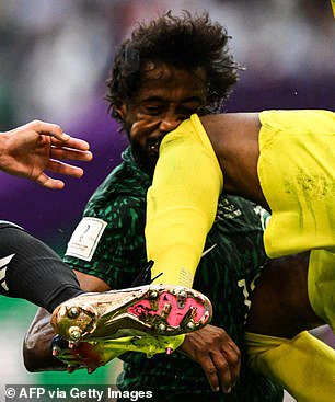 Keeper Mohammed Al-Owais caught Yasser Al-Shahrani with a flying knee